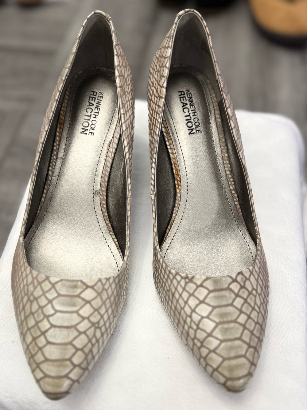 8M Kenneth Cole Reaction “Hill Top” Taupe/Grey Snake-Print Pointed-Toe Pumps